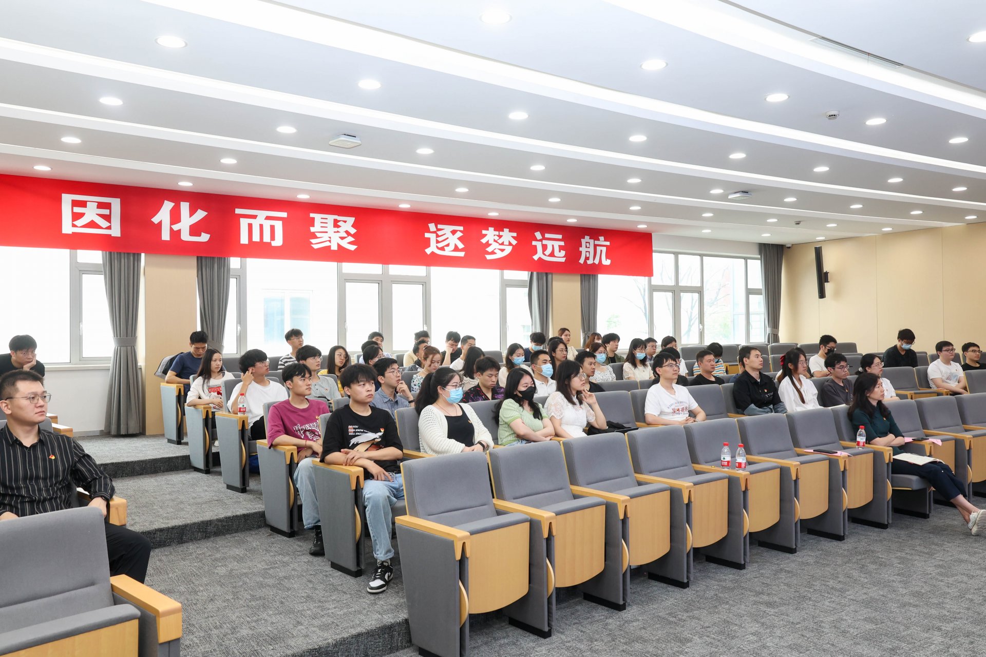 大会在庄严的国歌声中拉开帷幕